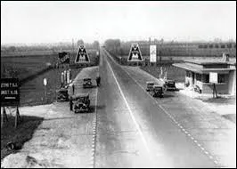 Dans quel pays a été construit la toute première autoroute ?