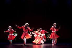 Comment appelle-t-on la mise en scène de la culture malgache, grâce à des chants et danses, où les hommes portent des tuniques ou "malabary" rouges et les femmes des robes orange, roses ou vertes avec du "lamba" ?