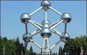 Que représente le monument de l'Atomium ?