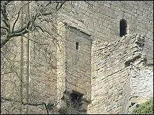 Au moyen-Age, quel mot désignait la pièce où se trouvait la chaise-percée ?