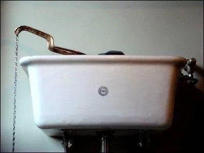 La première chasse d'eau a été inventée en 1592 par John Harington, à la demande de sa marraine :