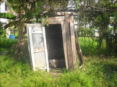 Drôles de chiottes installées dans ces cabanes derrière les maisons, autrefois. Qui chantait "Ma cabane au fond du jardin" ?