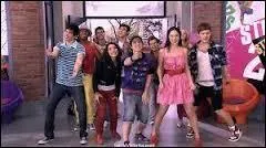 Quand la troupe rentre de tournée, ils chantent une chanson :