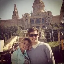 Le premier épisode se passe à Barcelone, pour quelle raison la troupe est-elle là-bas ?