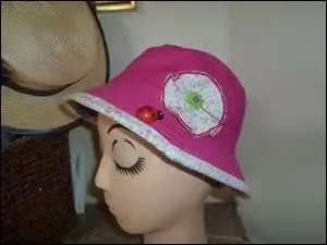 Qui s'occupe du chapeau de la gamine ?