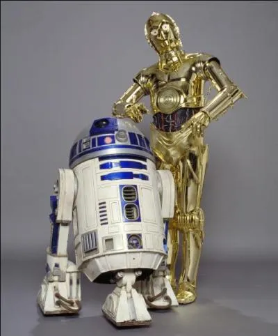 Où se rendent R2-D2 et C-3PO au début du film ?