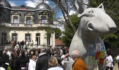 Quelle est la race des 2 chiens monumentaux qui montent la garde devant la maison du Moussel en région parisienne ?