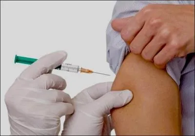 L'ordre des médecins a pris la décision de porter plainte contre un professeur auteur d'une pétition contre les vaccinations. Quel est son nom ?