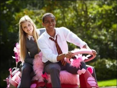 Combien de tests Amber fait-elle passer à Alfie pour qu'il puisse sortir avec elle ?