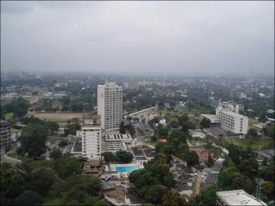Quel est le nom du fleuve africain où sur ses rives opposées se font face les capitales Brazzaville et Kinshasa ?