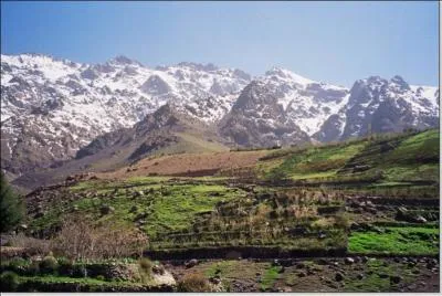 Quelle chaîne de montagnes traverse le pays ?