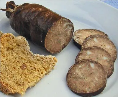 Saucisse de boyau de porc rempli des tripes et du chaudin (gros intestin) du même animal :
