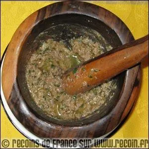 Préparation culinaire à base d'anchois pilés et de câpres, avec de l'ail et de l'huile d'olive :