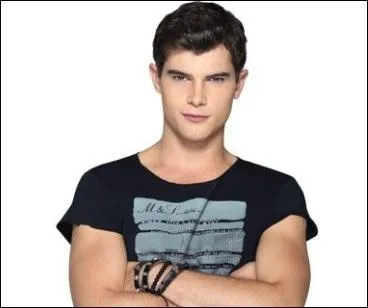 Au départ, j'ai un plan avec Ludmila après je tombe amoureux de Violetta, qui suis-je ?