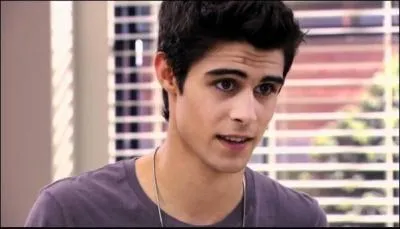 Trois filles sont amoureuses de moi, qui suis-je ?