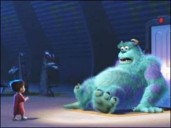 Pour quelle raison le monstre Sulli est-il effrayé lors de sa première rencontre avec la fillette Bouh ?