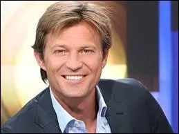 Concernant la couleur de ses cheveux, Laurent Delahousse est ----------------. (Pour le codage des réponses : Idem que la Q 7)