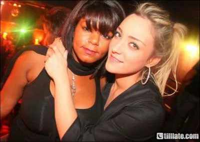 Qui accompagne La sur cette photo ?