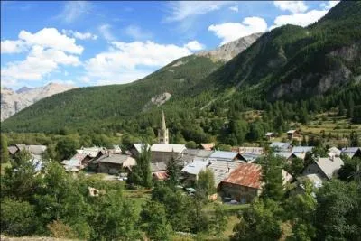 Quel est ce village de la vallée de la Clarée dans les Hautes-Alpes à l'église de 1496 possédant de magnifiques boiseries du XVI ème siècle ?