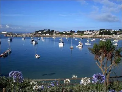 Quelle est cette belle île située au large de Roscoff aux plages appréciées pour la douceur du climat ?
