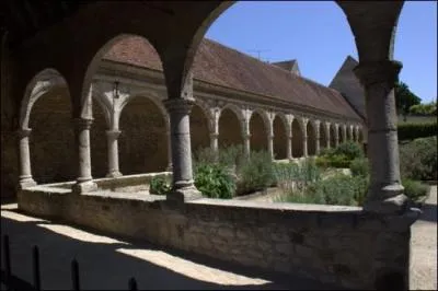 A Donnemarie-Dontilly en Seine-et-Marne nous verrons une église aux statues mutilées ainsi que deux galeries Renaissance bordant le cimetière ainsi qu'une porte vestige des fortifications qui ceinturaient le bourg, comment s'appelle cette porte ?