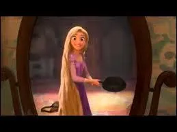Que fait la princesse quand elle voit Flynn Rider pour la première fois ?