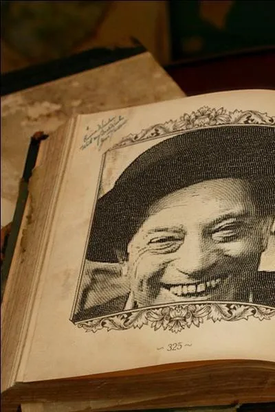 Qui interprète le curé dans "Mon curé chez les nudistes" en 1982 ?