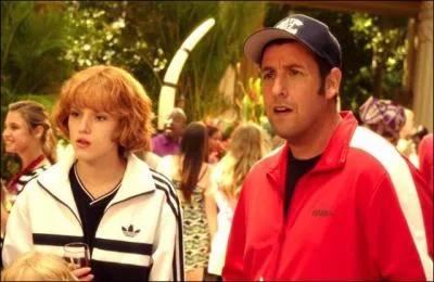 Qui est la fille rousse sur cette photo ?