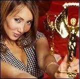 Avez-vous reconnu cette ravissante (et talentueuse...) jeune femme de la photo ? Il s'agit de Katsuni, actrice française ayant exercé dans le cinéma pornographique, de 2002 à 2013. Par conséquent, la récompense qu'elle tient dans les mains se nomme :