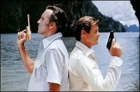 Ce 9e opus de la saga "James Bond" nous offre un duel final entre Roger Moore et Christopher Lee. Donnez-moi le titre de ce film sorti en 1974 :
