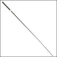 Comment appelle-t-on la cravache spéciale utilisée en concours de dressage ?