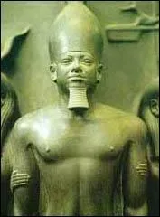 Qui est ce pharaon ? Sous la quatrième dynastie, il fut un bon roi pour ses sujets, il aurait préféré se faire construire une troisième pyramide de moindre taille pour ne pas mettre à mal les finances de l'État.