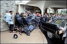 Comment le président Reagan avait-il été blessé lors d'un attentat en 1981 qui avait pour objectif de le tuer ?