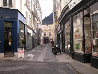 Que va installer la ville de Châtellerault dans les vitrines des magasins fermés du centre-ville ?