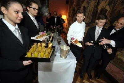 De quel établissement poitevin viennent les lycéens qui ont réalisé et servi le cocktail d'accueil de l'Hermione à New York ?