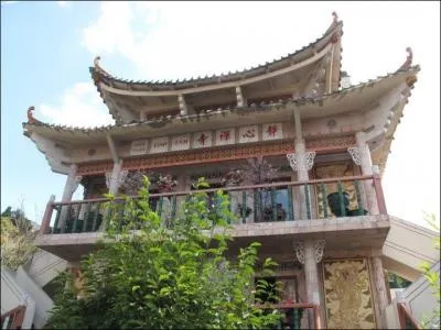 Construite pendant 8 ans par des artisans bouddhistes bénévoles, elle a été inaugurée en 1990 par des Grands Vénérables venus de Hong-Kong et Singapour. Quel est cet édifice appelé entre autres "la Pagode au coeur tranquille" ?