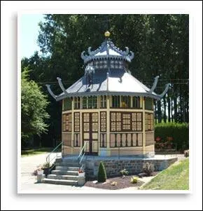 Tous les habitants du village sont fiers d'abriter Sainte-Anne à l'intérieur de cette superbe pagode chinoise du XIXe siècle. Où se niche ce petit bijou construit en Chine et ramené par un missionnaire, recteur de la paroisse ?