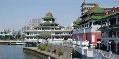 Véritable pagode flottante des années 1992, la pagode Chinagora Huatian a été abandonnée et transformée en complexe hôtelier de luxe. Où peut-on y réserver une suite impériale ?