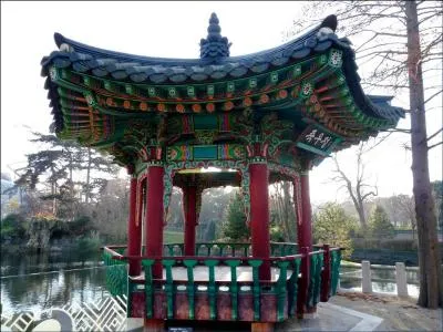 2002 - Cadeau de la capitale coréenne aux Parisiens "Le Jardin de Séoul" pays du matin calme. Où puis-je découvrir cette magnifique pagode ?