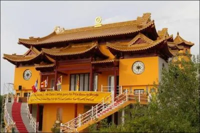 Inaugurée en 2008 par le Dalaï Lama, considérée comme la plus grande d'Europe, quelle est la vocation de la pagode Khanh Anh située à Évry dans l'Essonne ?
