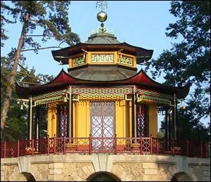 1778 - Fragonard ornera l'intérieur de ce superbe édifice classé aux monuments historiques. Ses lions rappellent ceux de la Cité interdite de Pékin et ses clochettes vous accueillent en sonnant au rythme du vent. Où visiter cette "folie" qui est parvenue à traverser le temps ?