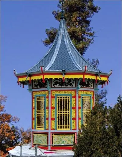 1900 - Achetée à l'Exposition universelle à la fin du XIXe siècle, cette pagode que vous pouvez admirer dans le Loir-et-Cher à Romorantin précisément possède une originalité. Laquelle ?
