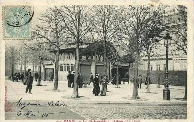 En 1900, la ligne 1 du métro parisien possédait 3 pagodes stylisées par Guimard. Deux pagodes se trouvaient à la station Étoile. Où se situait la 3e ?