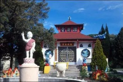 La pagode Galliéni, appelée aussi pagode "Hông Hiên Tu" , a été édifiée en 1917 pendant la Première Guerre mondiale, dans le camp militaire Galliéni par des militaires vietnamiens venus en France combattre aux côtés des Français. Où se situe ce patrimoine historique ?