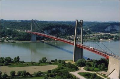 Quel fleuve passe sous le pont de Tancarville, en Haute-Normandie ?