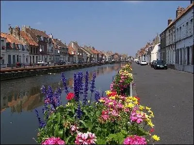 Quelle rivière, très connue des cruciverbistes pour son orthographe, arrose les villes de Gravelines et Saint-Omer ?