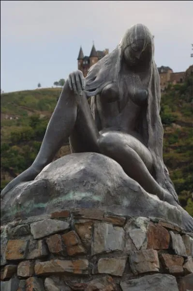 La célèbre statue de la Lorelei envoûte les marins de passage en Allemagne. Près de quel fleuve se situe-t-elle ?
