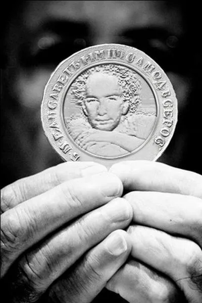 Sous quel nom de scène connaît-on mieux le chanteur Michel-Jean Hamburger ?