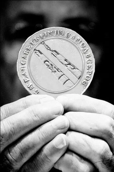 Quelle arme d'origine japonaise est formée de deux bâtons reliés entre eux par une chaîne ?