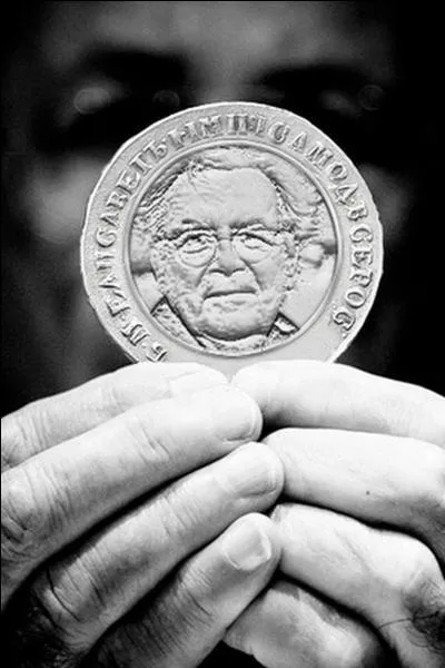 Quel journaliste littéraire animait "Apostrophes" et "Bouillon de culture" ?